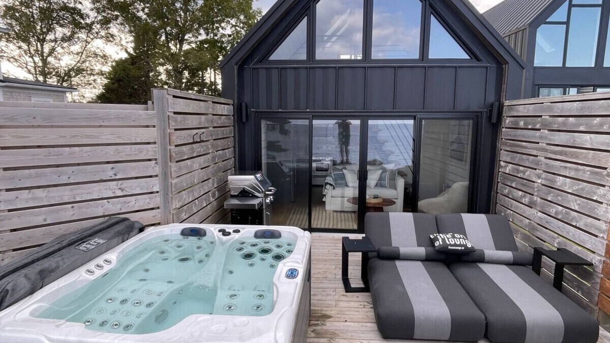 LaHave Cabin | Romantic Oceanfront Retreat - Hot tub
