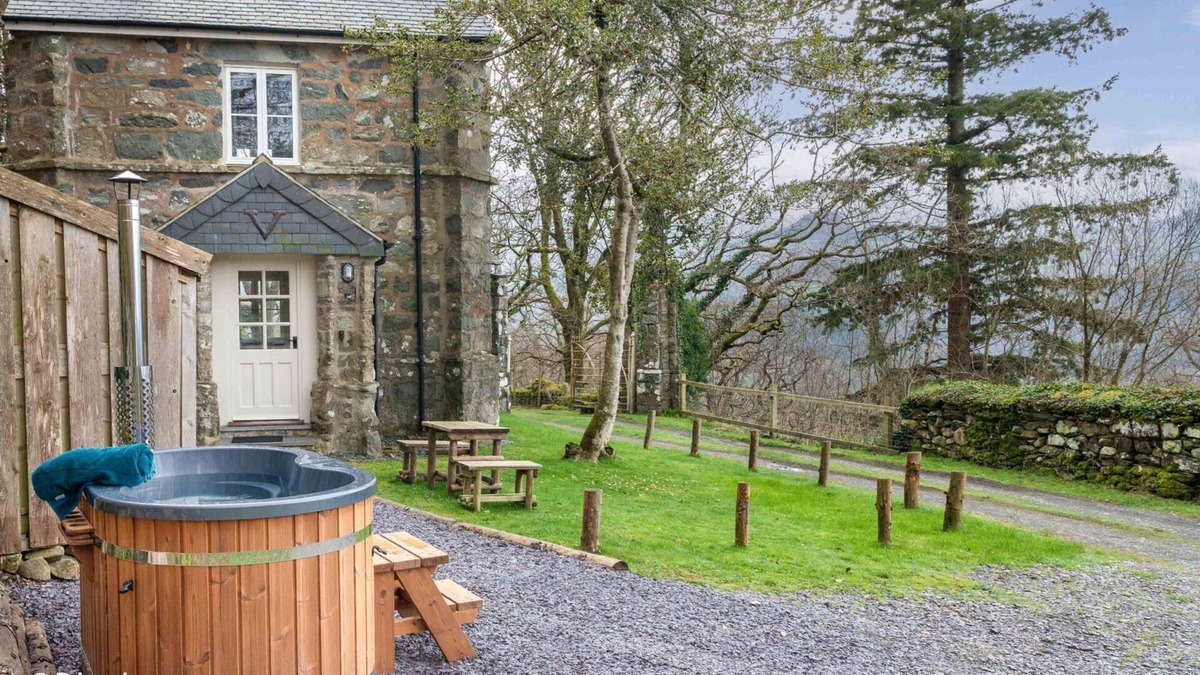 Dolgellau Cottage | Romantic One Bedroom Cottage In The Hills Above Dolgellau | Deer-Park-Lodge
