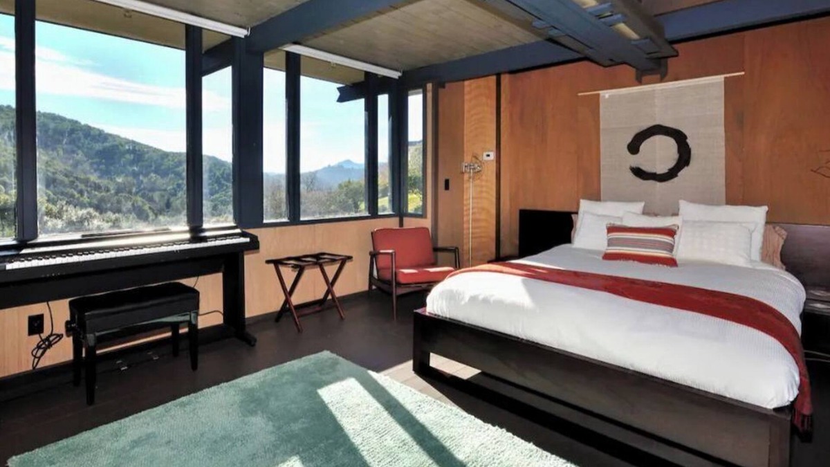 Santa Venetia Apartment | Romantic Onsen Retreat Mid-Century Suite, Pool, Views, Sauna!