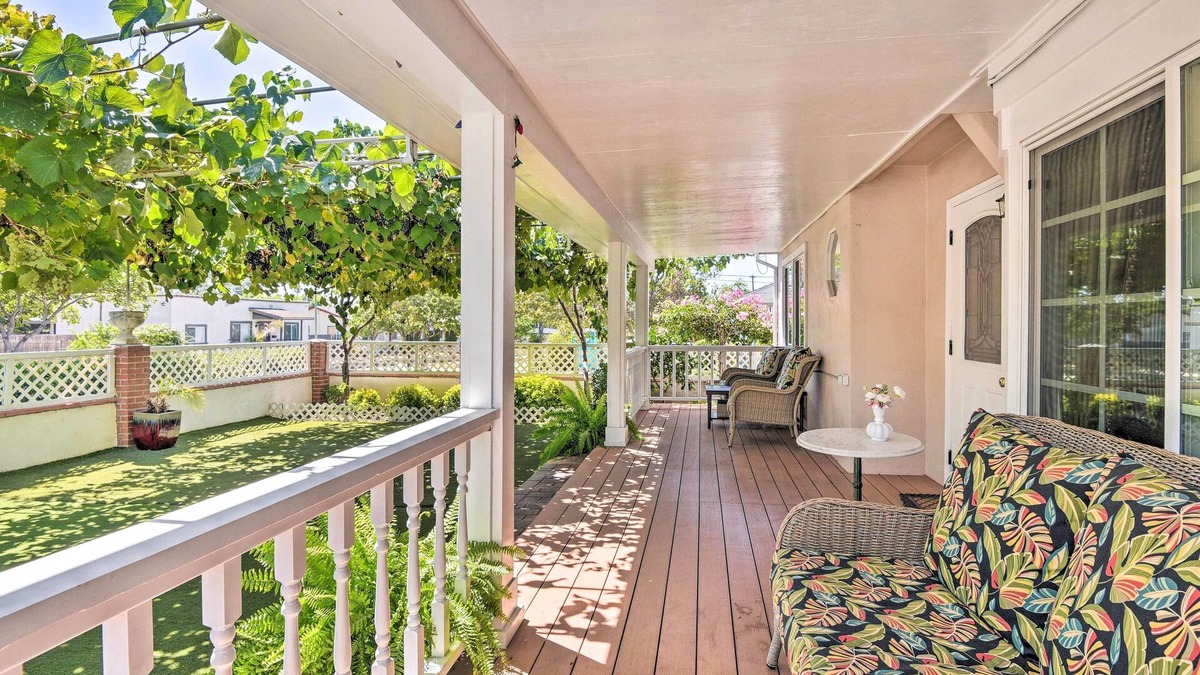North Central House | Romantic Pasadena Home w/Covered Porch!
