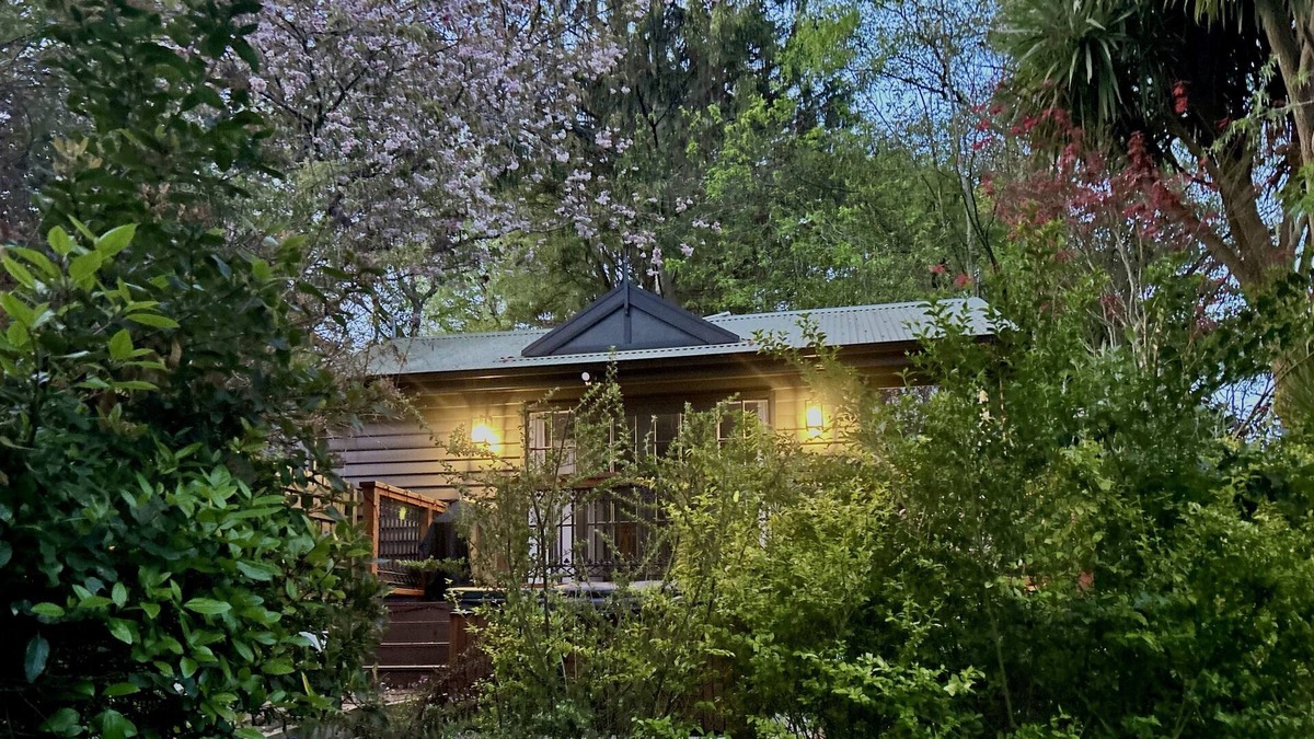 Mount Dandenong Cottage | Romantic Private Retreat with Spa and Garden