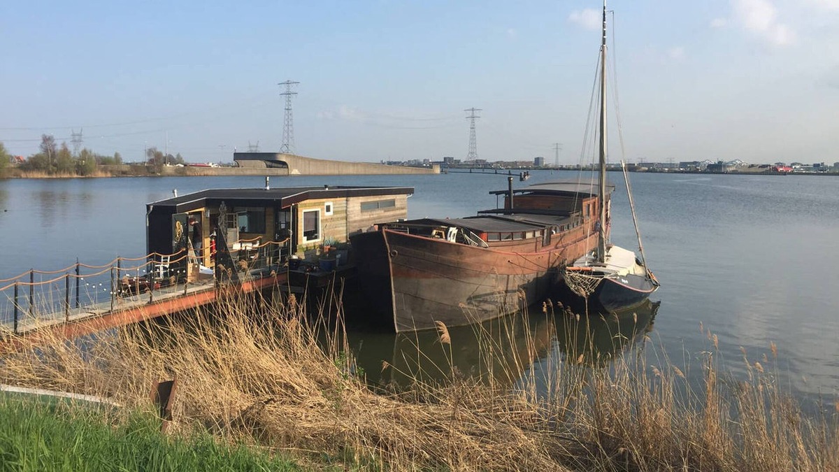 Amsterdam North Boat Rental | Romantic private room on houseboat Amsterdam with beautiful view.
