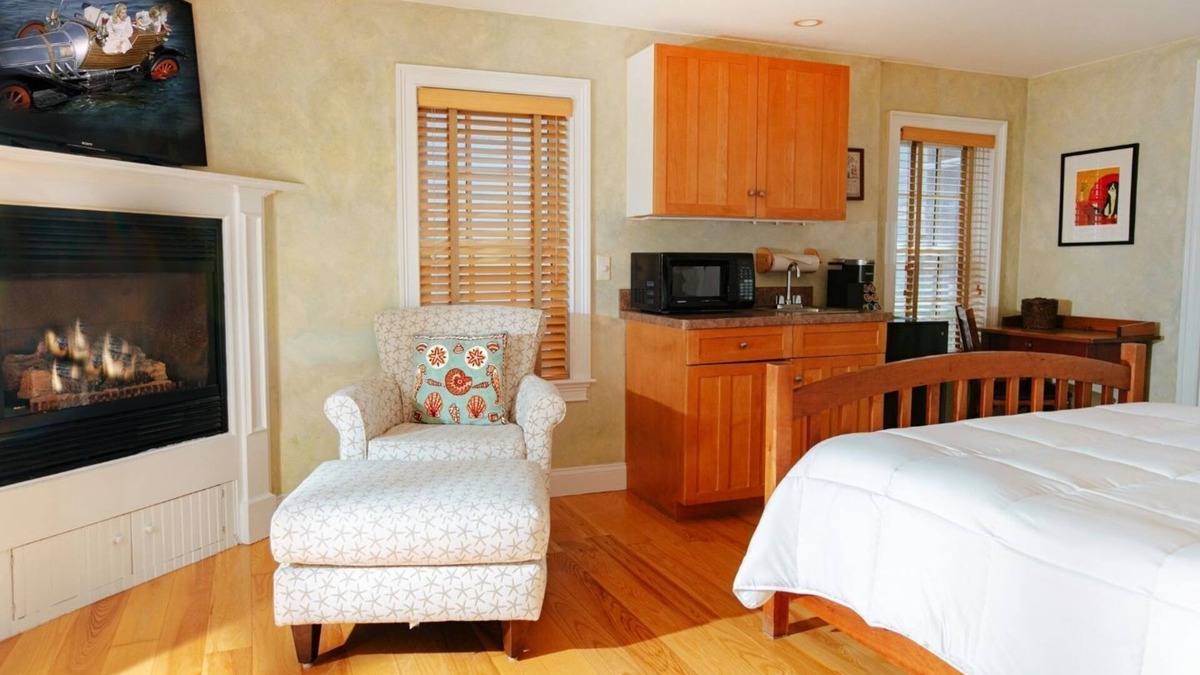 Provincetown Hotel | Romantic Queen Room with Balcony, Fireplace & Monument Views - Downtown Provincetown