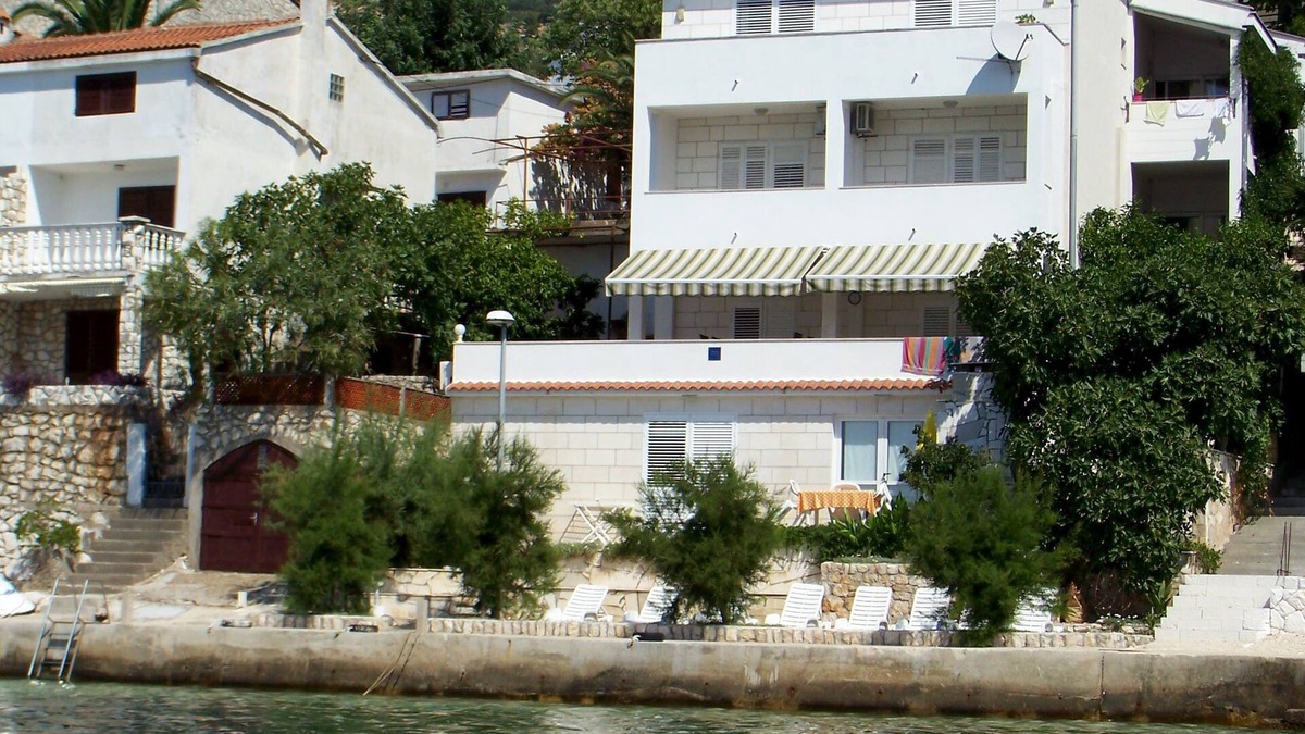 Komarna Apartment | Romantic, quite, seafront apartment, sunbeds, barbecue, all by the sea. For 2p