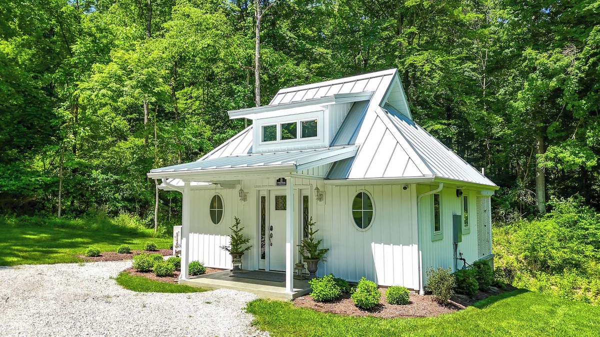 Dover Cabin | Romantic Retreat | Double Shower | Two Person Claw Foot Tub