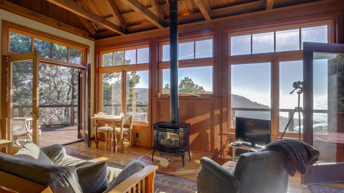 Albion Cottage | Romantic Ridgetop Escape w/Hot Tub Near Mendocino