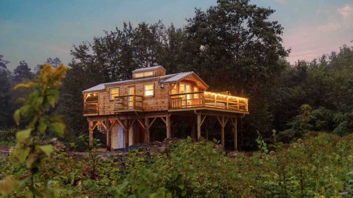 South Londonderry Cabin | Romantic Riverbed Treehouse - hot tub & new sauna!