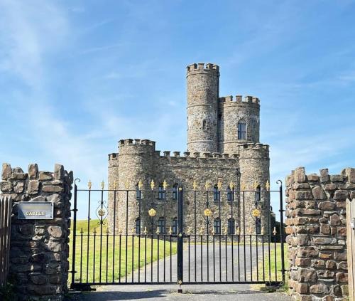 Tawstock Apartment | Romantic Rural Break In Countryside Castle Grounds Private Retreat Wizards Rest