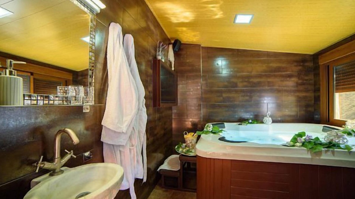 Laroya Cottage | Romantic Rural Cottage with JACUZZI Private for 2 people. C. UPSIDE DOWN