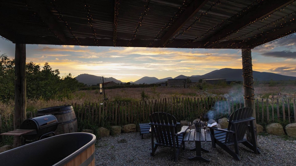 Annalong Cabin | Romantic Rural Retreat - Rustic Cabin in the Mournes with Private Hot Tub