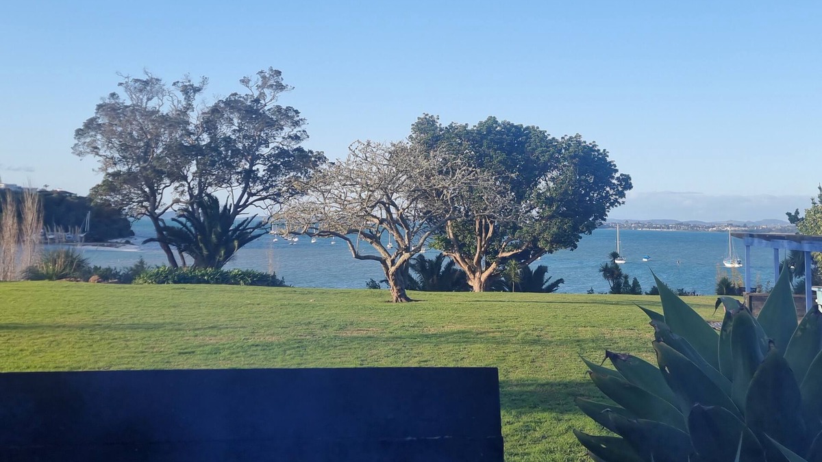 Whitford Cottage | Romantic Seaside Cottage: Country Calm, City Close, Retreat