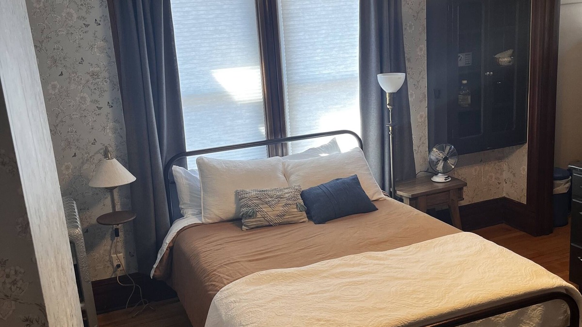 Marquette Apartment | Romantic Second floor walk up Studio suite in central Marquette w sauna access