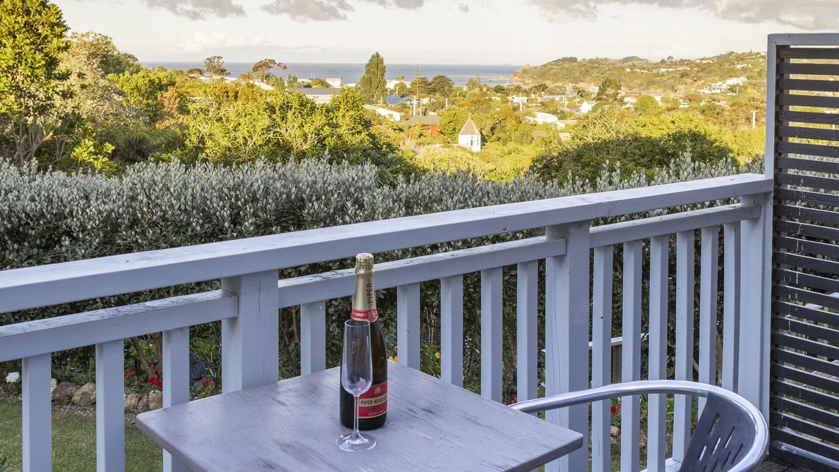 Oneroa Apartment | Romantic, Self-contained With Beautiful sea Views, Centrally Located