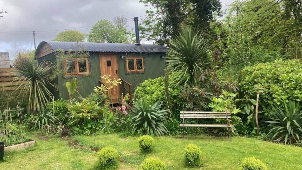 Camborne House | Romantic Shepherds hut not far From the Beach