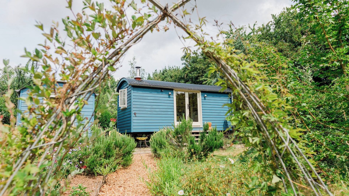 Rattery Cabin | Romantic shepherds hut with woodland hot tub- close to Dartmoor, Coast & Totnes