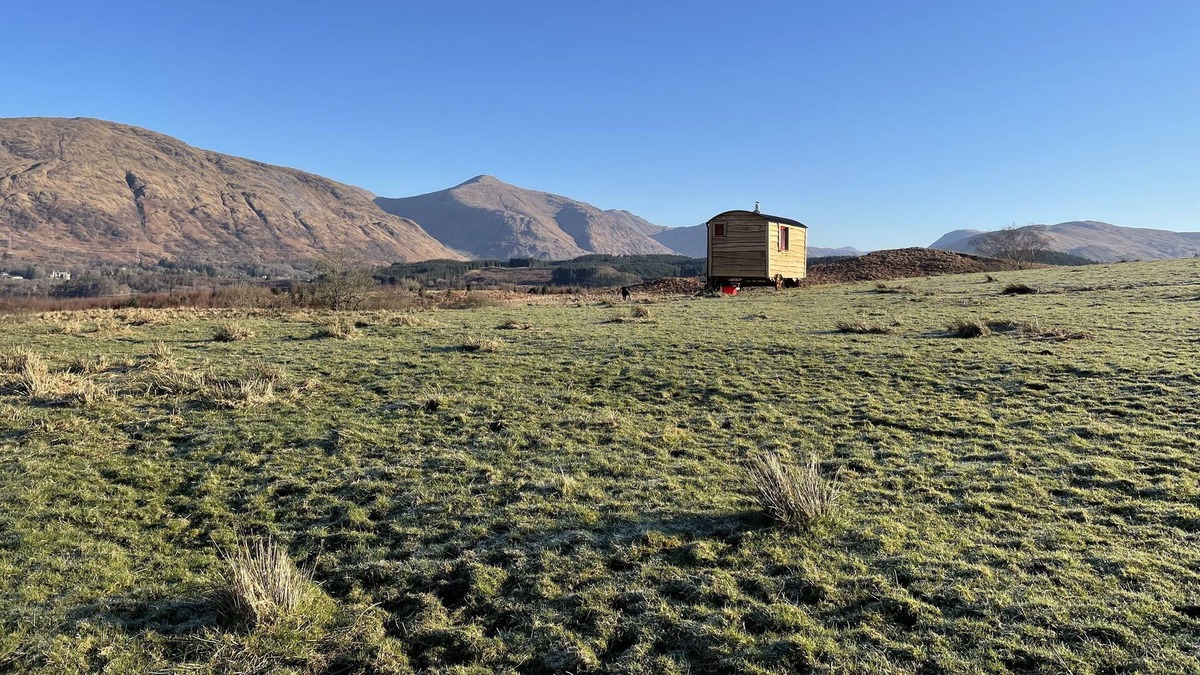 Dalmally Cabin | Romantic Shepherds Hut set above loch on highland farm