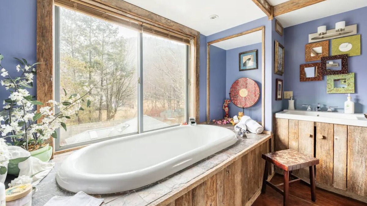Phoenicia Apartment | Romantic sky loft with steam shower and giant tub. Breweries and hiking nearby