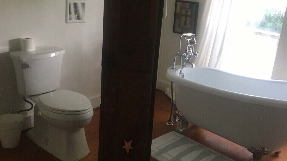 Carmine Bed & Breakfast | Romantic Slipper Tub