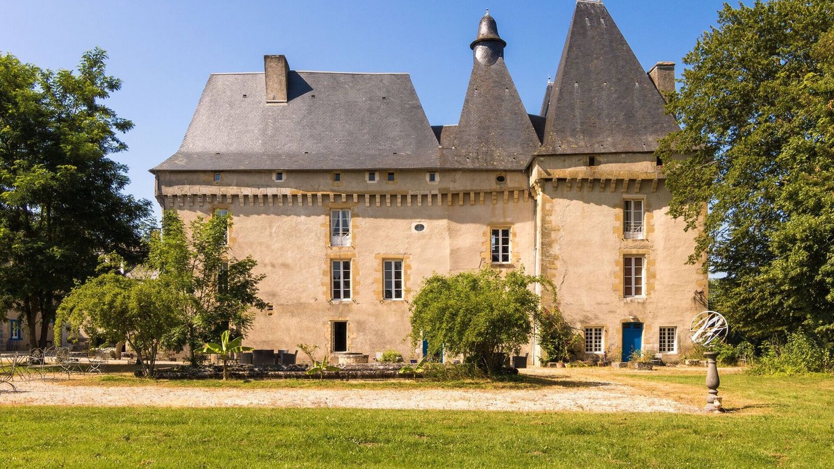 Chalais Apartment | Romantic stay in a medieval castle with pool