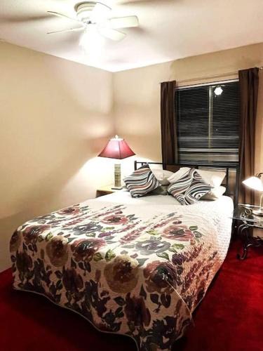 Cloverdale House | Romantic Stay in Beautiful House near Restaurants, Shopping & Transit C1