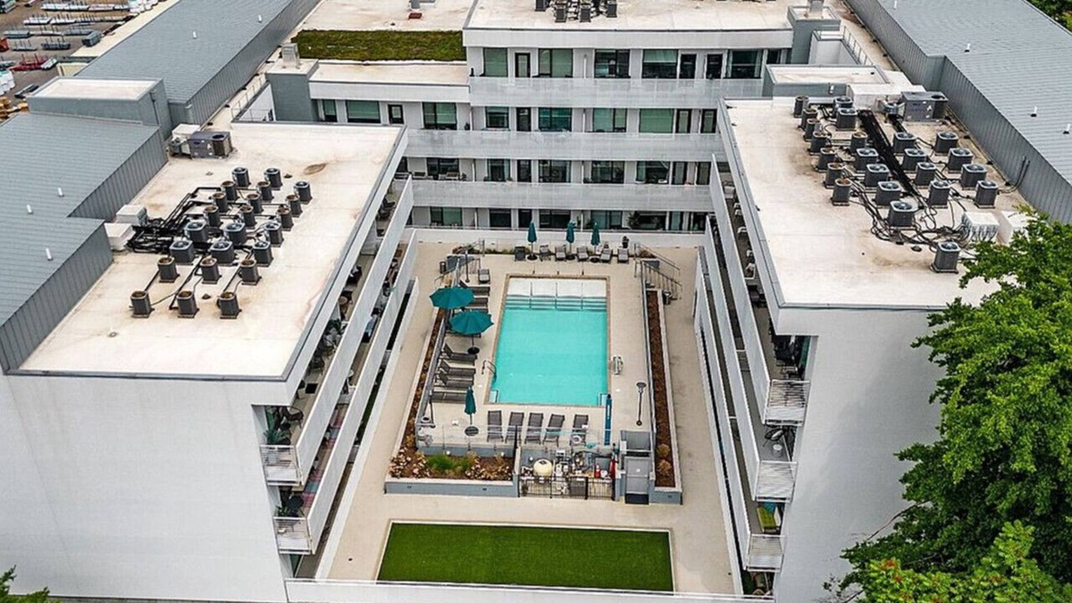 Eighth Avenue Apartment | Romantic Stay W/Pool! Near Downtown/Nissan/Ryman