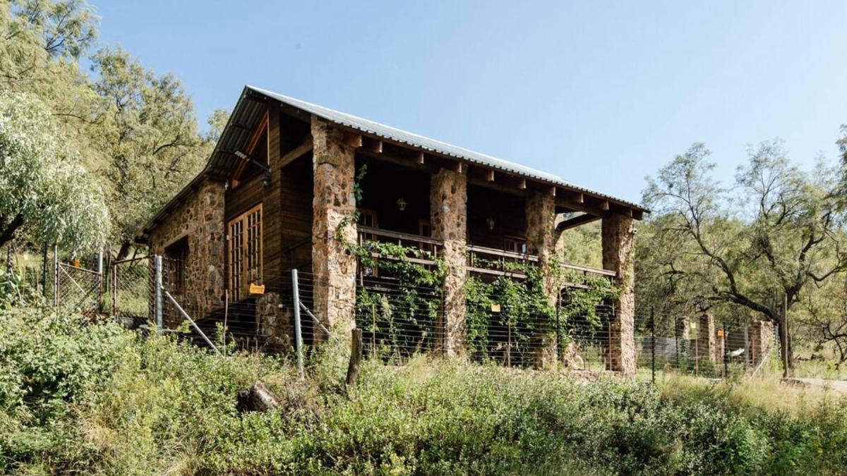 Broederstroom Cottage | Romantic Stone Cottage overlooking the mountains.
