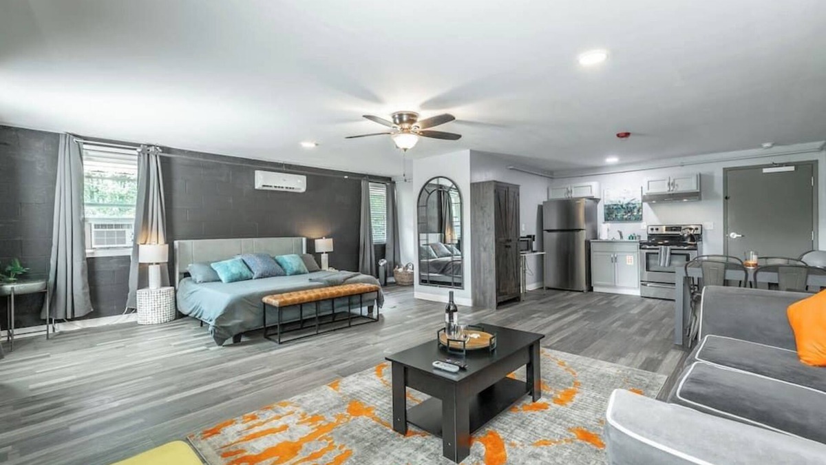 Rock Spring Apartment | Romantic Studio Retreat - King Bed, Fireplace, Close to Chattanooga