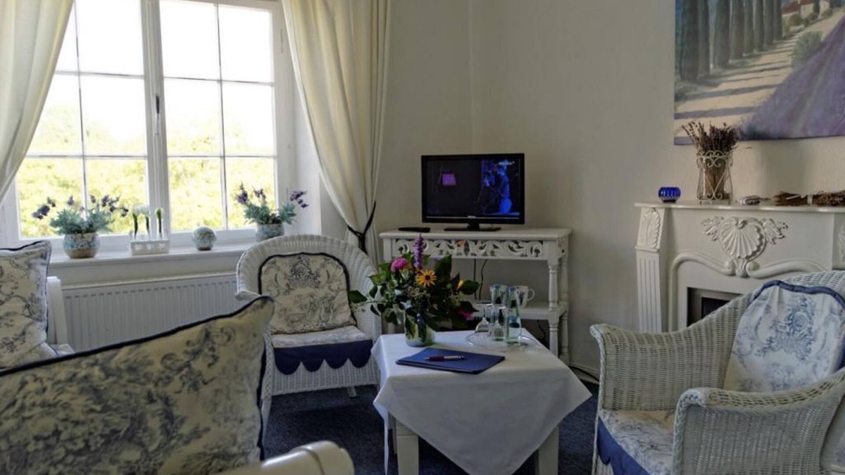 Kronenburg House | Romantic Suite - Burghaus and Villa Kronenburg