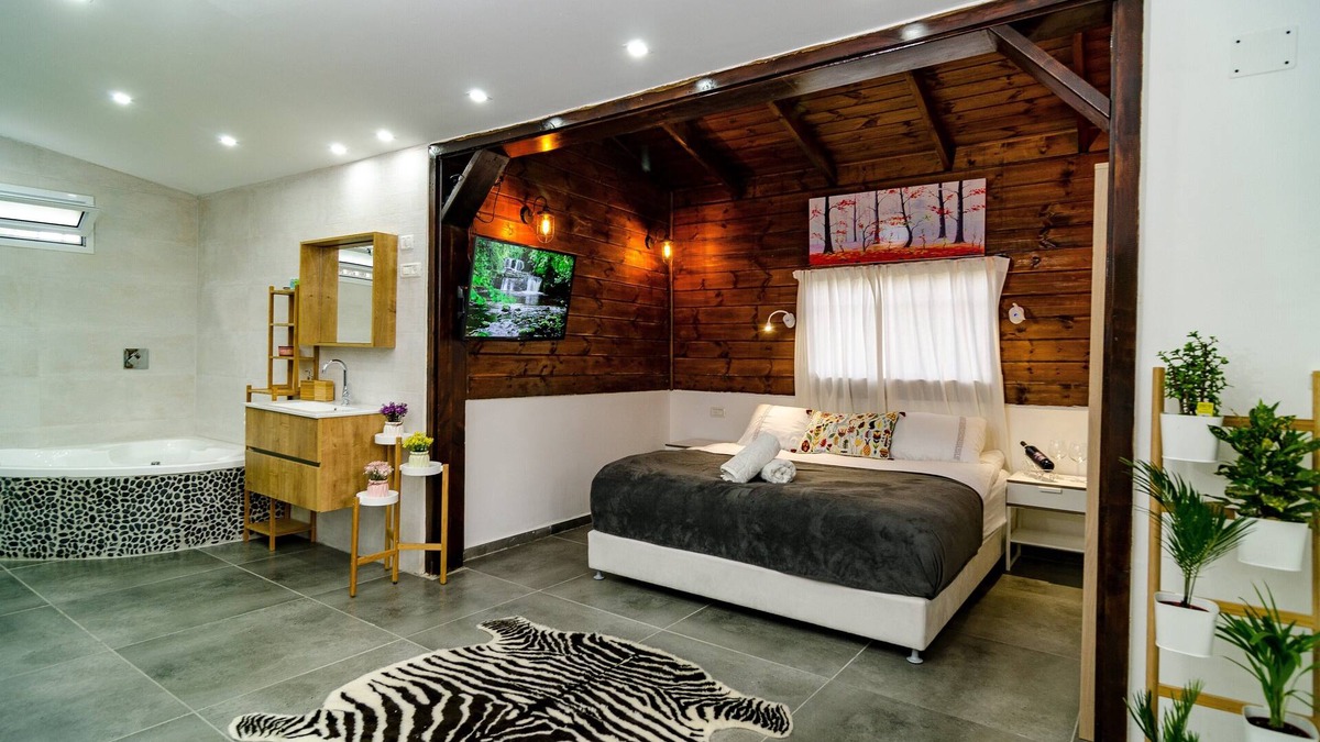 Tiberias Old City Cabin | Romantic suite on the sea of Galilee.