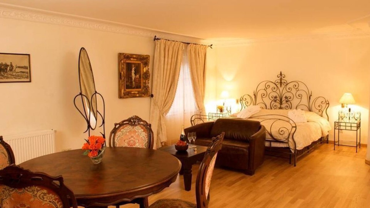Kronenburg House | Romantic Suite Superior - Burghaus and Villa Kronenburg