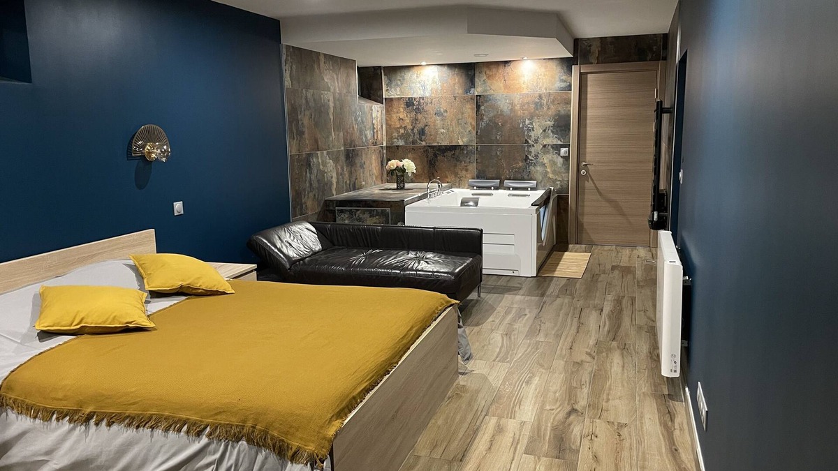 Wintzenheim House | Romantic suite with whirlpool bath