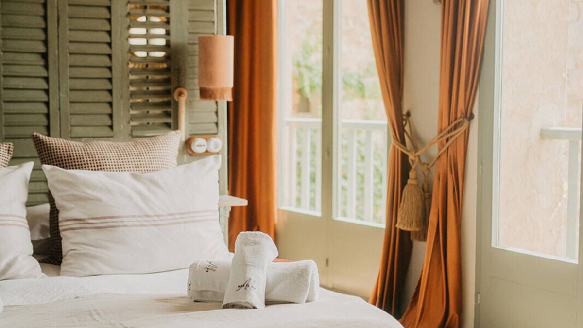 Ripoll Cottage | Romantic Suite with magnificent views and fireplace