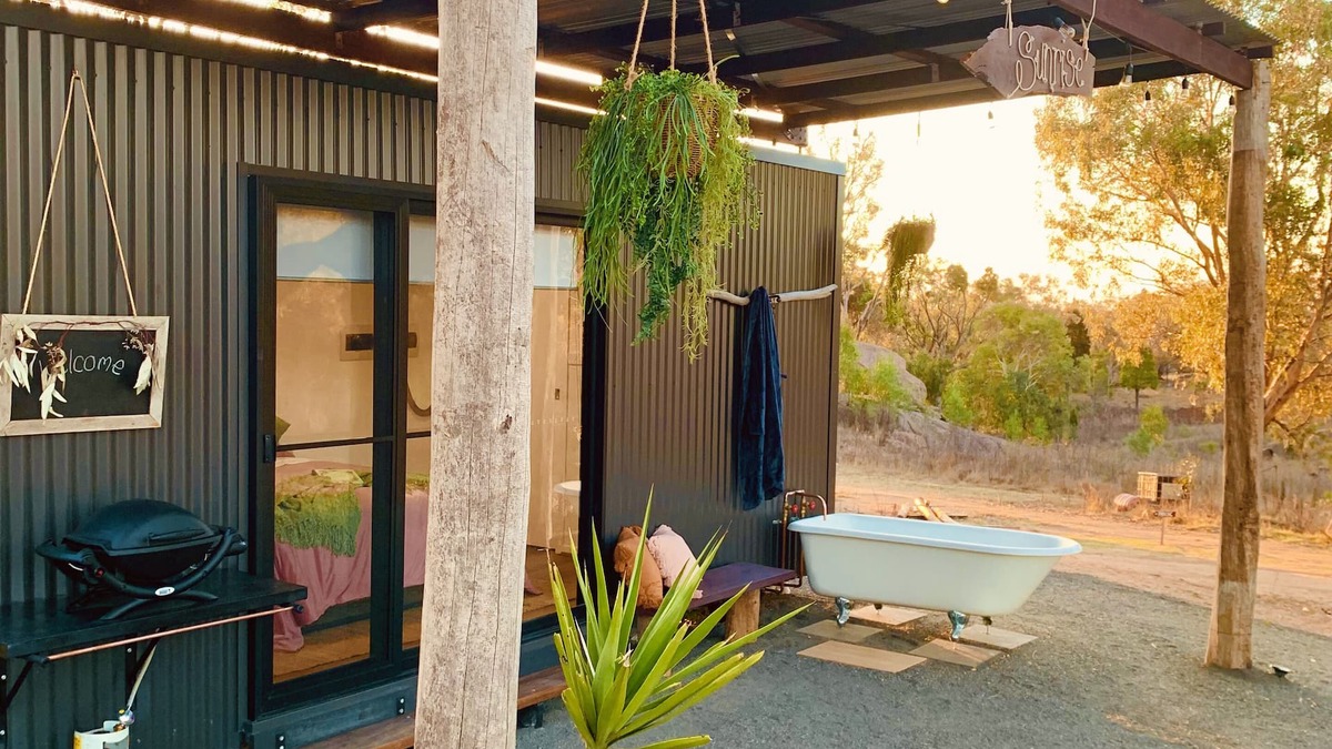 Frog Rock Cabin | Romantic Sunrise Cabin set on a 25 acre idyllic farm 5 mins to Mudgee wineries
