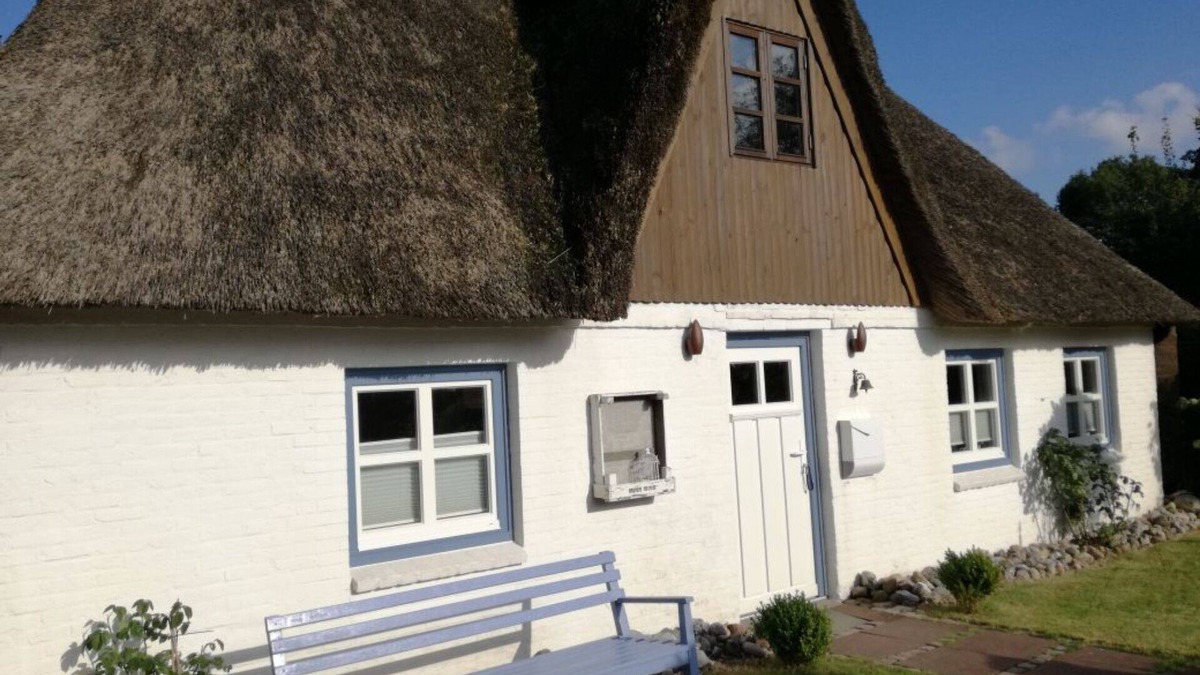 Rehm-Flehde-Bargen House | romantic thatched roof house with large garden
