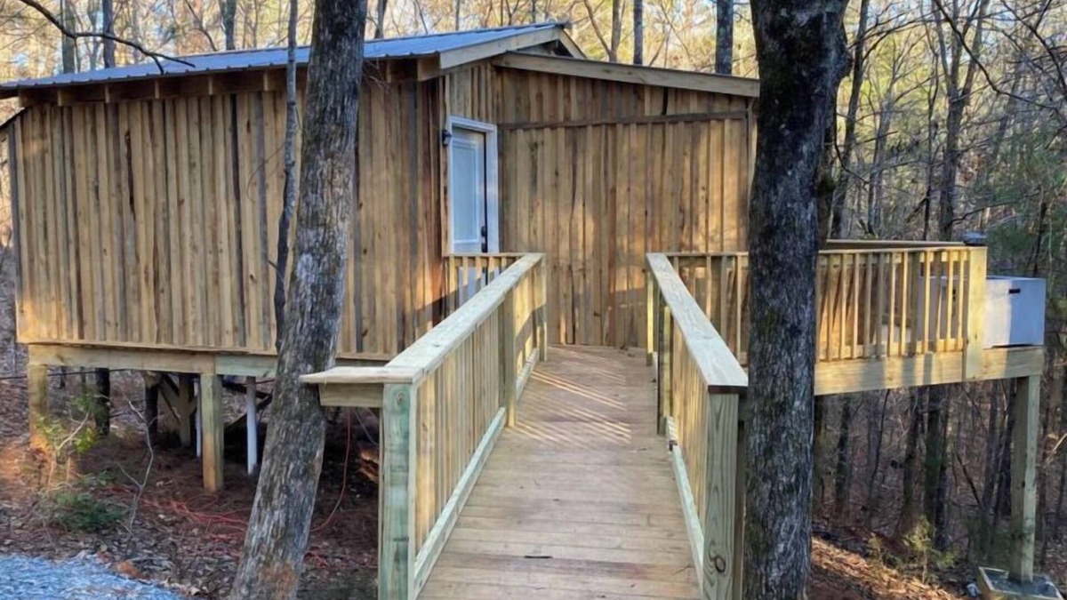 Milledgeville House | Romantic Treehouse Hideaway: Two Crackling Fireplaces Await Your Escape