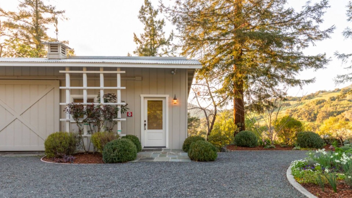 Cloverdale Cottage | Romantic wine country getaway, close to fine dining/wineries.