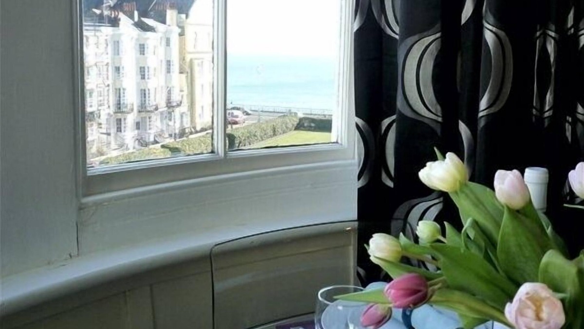 Kemptown Apartment | Romantic with Sea View Sleeps 2-4