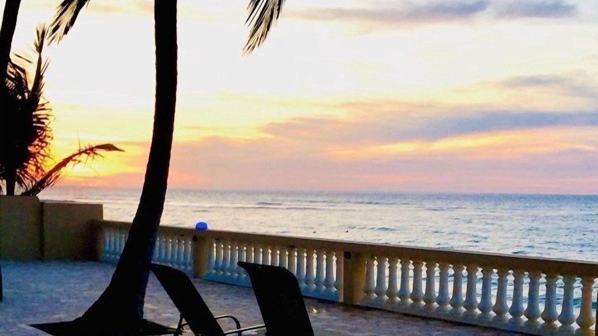 Guayabo Condo | "Romantico del Mar" - Beachfront, Gated, 200+ Mbps Wi-Fi, Battery Backup System