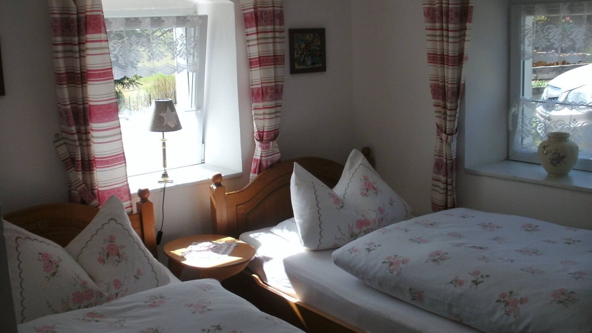 Helmbrechts Apartment | Romantisch gelegenes Ferienhaus mit Feuerstelle und Saunahaus