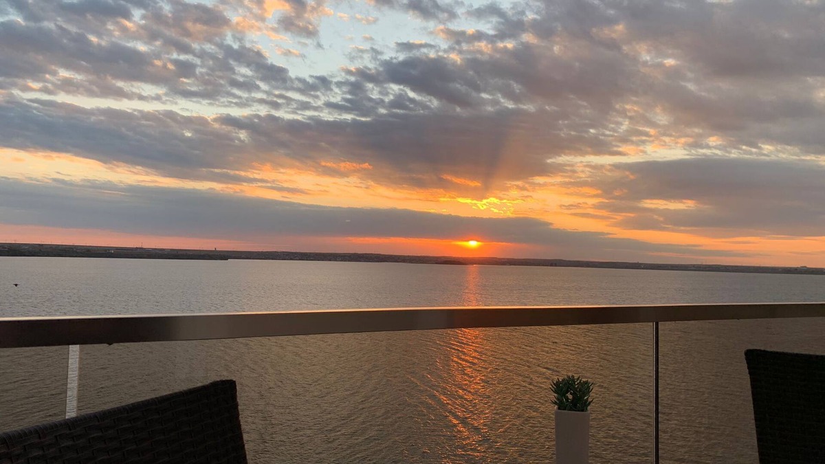 Constanta Apartment | Romantiv Sunset on Lake nnn