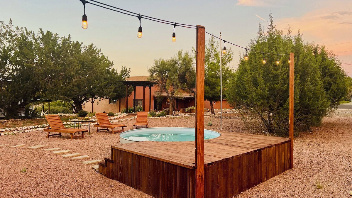 Lake Montezuma Cottage | Romeo's Roadhouse with Cowboy Pool