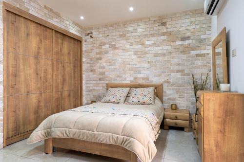 Haifa Apartment | ROMSUITES - German colony main street, Bahai gardens, City Centr