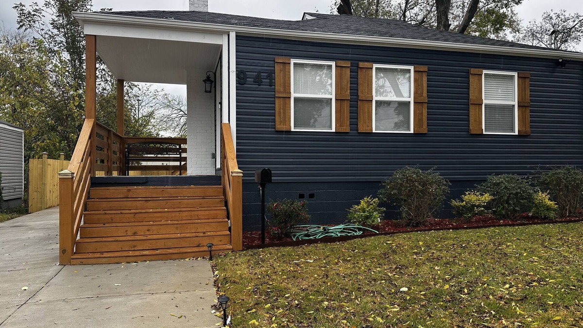 Crestline Heights House | RON'S HOUSE: Cozy & Charming in Revitalizing Area