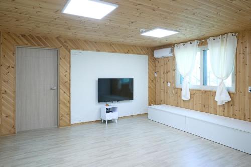 Araemok House | Ronnie Pension