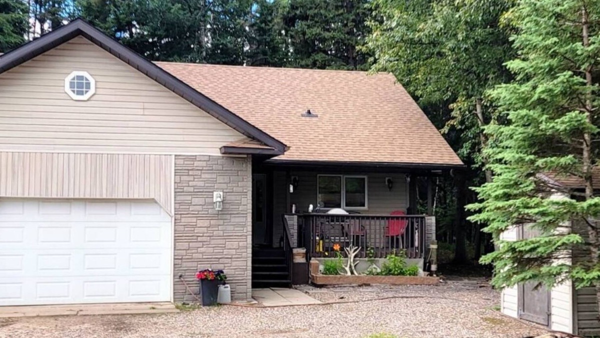 Chitek Lake Cottage | Ronnie's "Reel em Inn"nCozy retreat in Northern Saskatchewan.