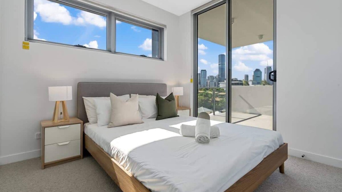 Kangaroo Point Apartment | RooCrest | New 2BR Apt w/Free Parking & Netflix