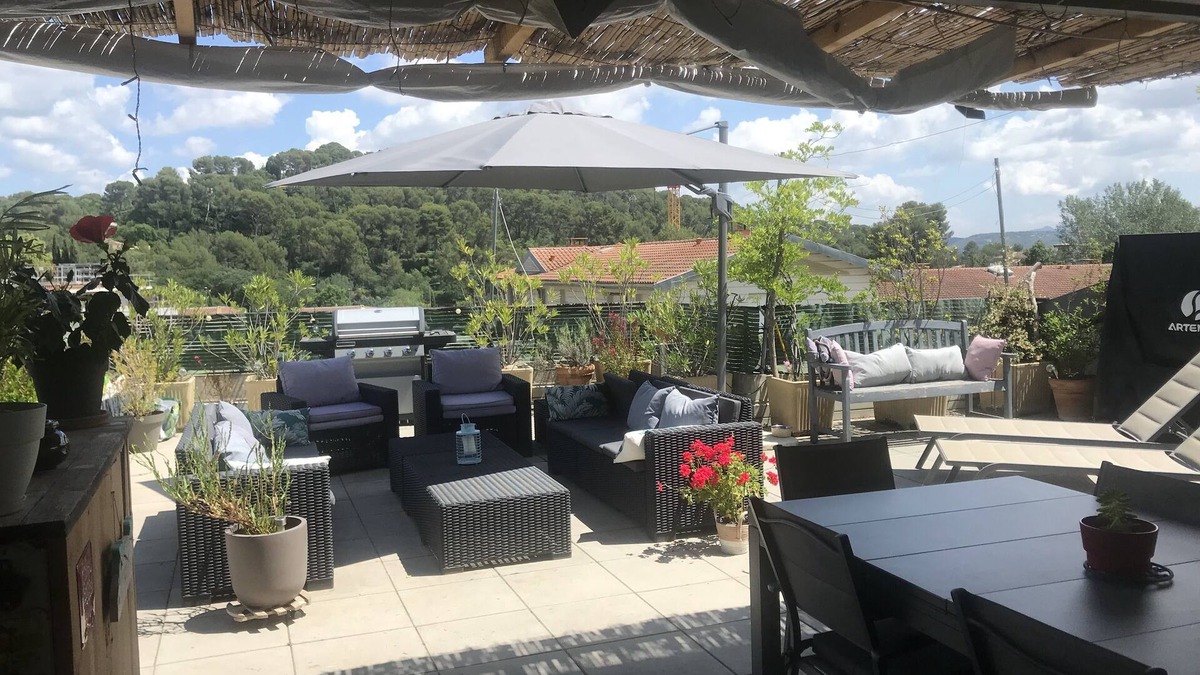 Nord Apartment | Roof terrace apartment, 2 bedrooms, sleeps 4 to 6, view of Ste VICTOIRE.