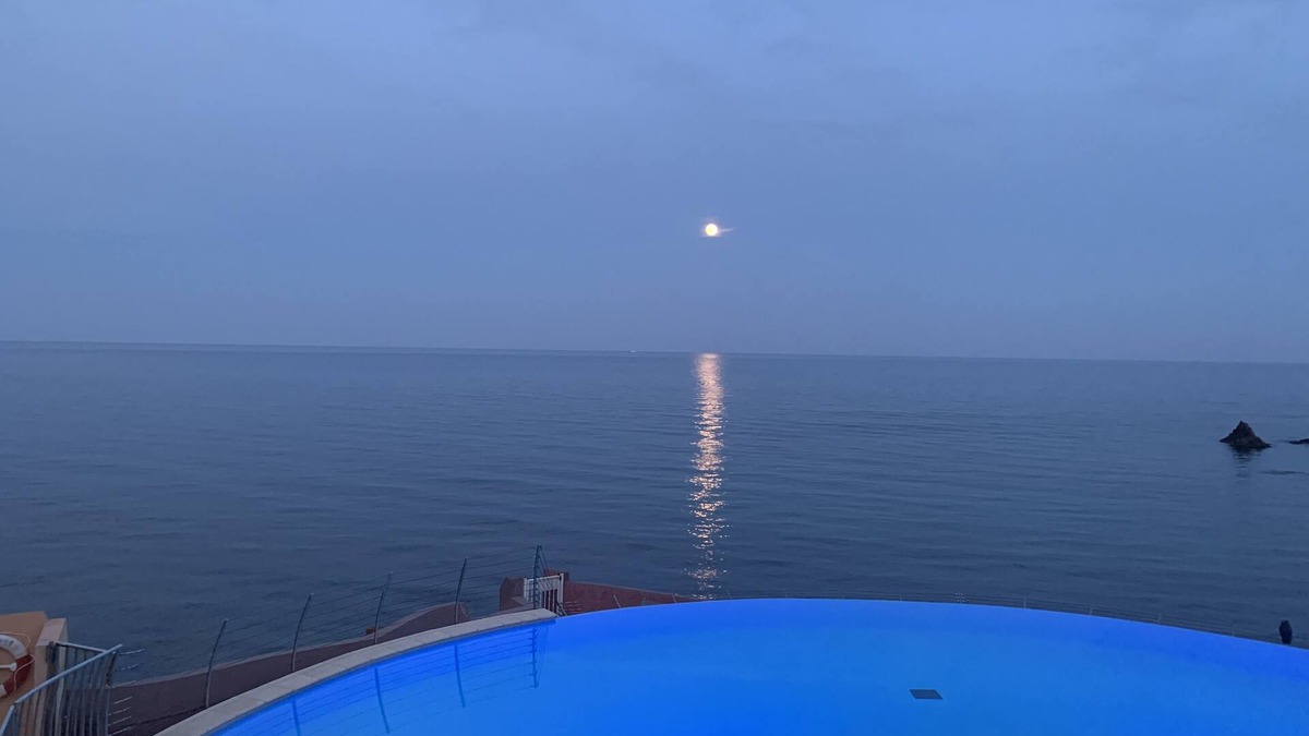 Le Trayas Apartment | Roof terrace apartment on the sea waterfront air conditioning wifi