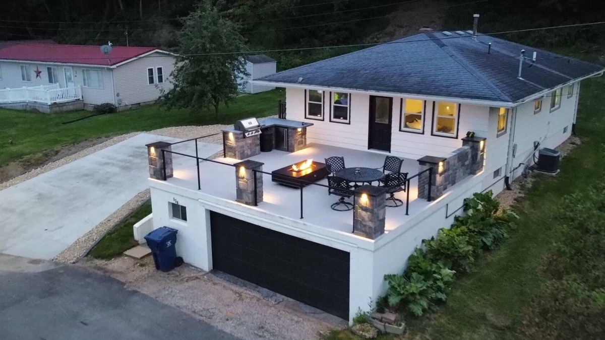 Guttenberg House | Roofscape Retreat, enjoy the patio life!