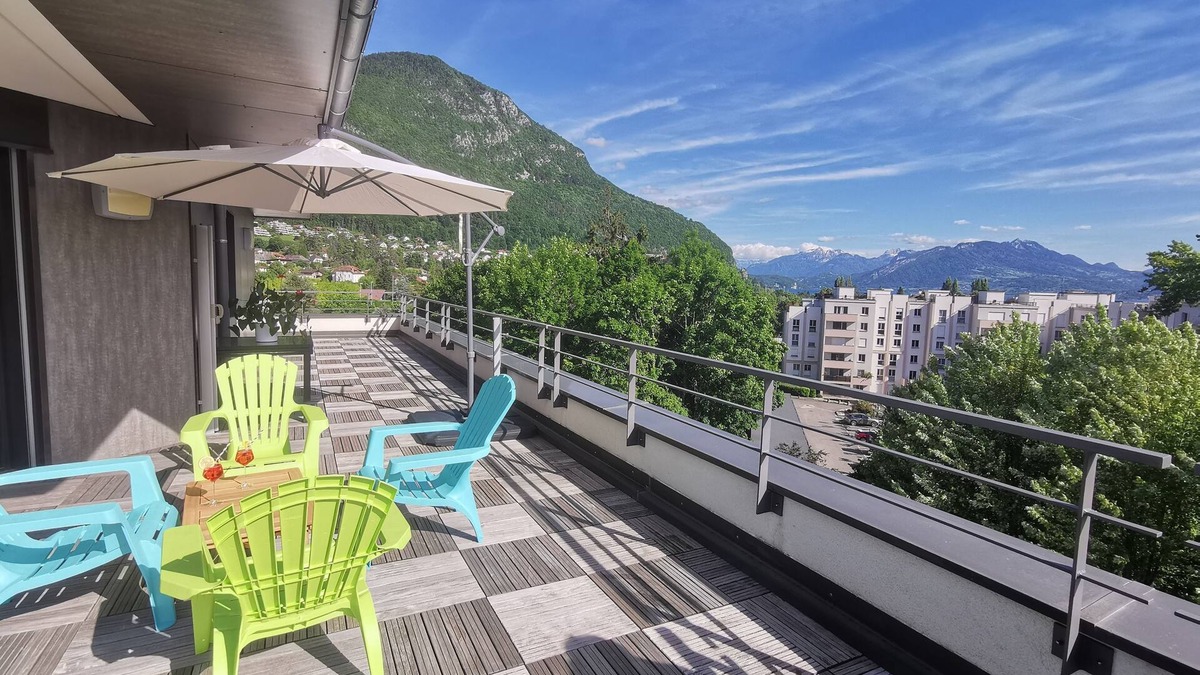 Annecy-le-Vieux Apartment | Rooftop apartment near lake and amenities